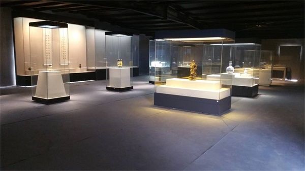 你知道博物館展柜是怎么更換文物展品的么？